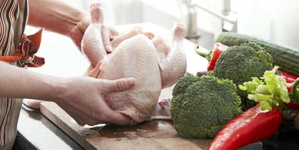 UHYGIENISK: Ikke bruk samme fjøl til kjøttvarer og grønnsaker! Husk også generell god hånd- og kjøkkenhygiene.
