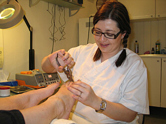 FOTFOLKET: Fotterapeut Ane Solheim både reparerer skadde føtter og gir forebyggende behandlinger.
