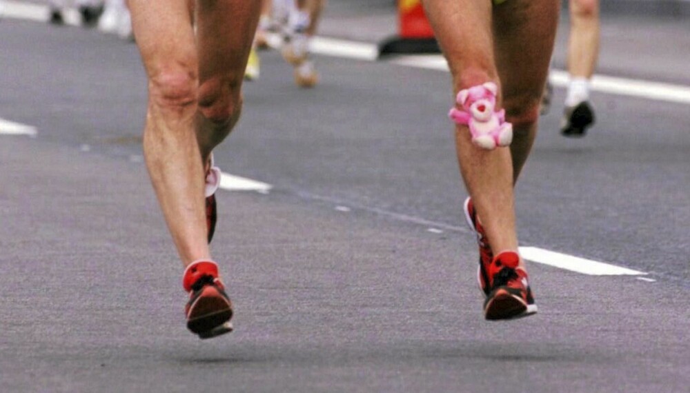 MARATON: Lettkledde maratondeltakere på Øresundbroen, men skoene beholdt de på.