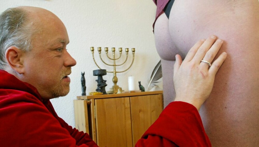 FØLER SEG FRAM: Rumpolog Ulf Buck er blind og spår ved å ta og føle på folks nakne rumper. FØLER SEG FRAM: Rumpolog Ulf Buck er blind og spår ved å ta og føle på folks nakne rumper.