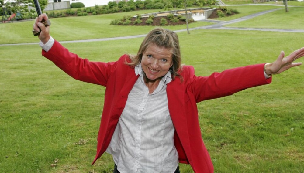 HENRYKT: Eva Botnen har nå kunnet kaste stokken. - Det oppleves som et lite mirakel å kunne bevege seg så smertefritt, sier hun. (Foto: Bjørn Lunde) HENRYKT: Eva Botnen har nå kunnet kaste stokken. - Det oppleves som et lite mirakel å kunne bevege seg så smertefritt, sier hun. (Foto: Bjørn Lunde)