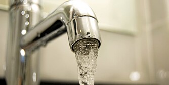 VANN, VANN: Skyll brannsåret i kaldt vann som holder 15-20 grader. Barn skal ikke kjøles med kaldere vann enn 28 grader. VANN, VANN: Skyll brannsåret i kaldt vann som holder 15-20 grader. Barn skal ikke kjøles med kaldere vann enn 28 grader.