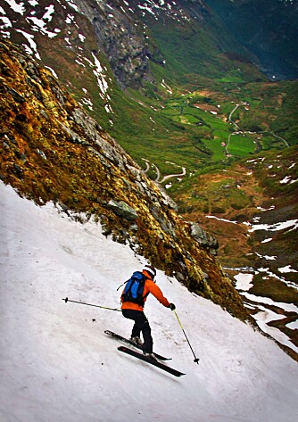 NEDOVER: Anniken suser nedover fjellsiden. Ikke lenge etter sitter hun fanget i bresprekken NEDOVER: Anniken suser nedover fjellsiden. Ikke lenge etter sitter hun fanget i bresprekken