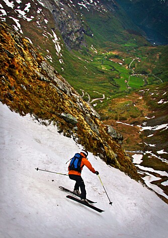 NEDOVER: Anniken suser nedover fjellsiden. Ikke lenge etter sitter hun fanget i bresprekken