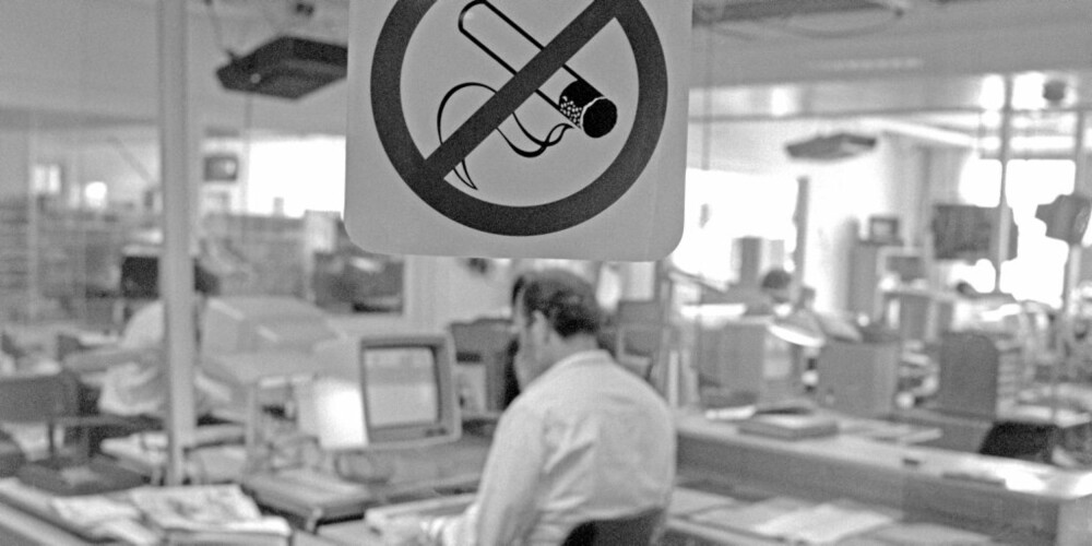 RESTRIKSJONER: Flere og flere arenaer blir røykfrie, men Helsedirektoratet jobber fortsatt med flere tiltak. Her fra NTB-kontoret i 1988 da røyking på arbeidsplassen ble forbudt.