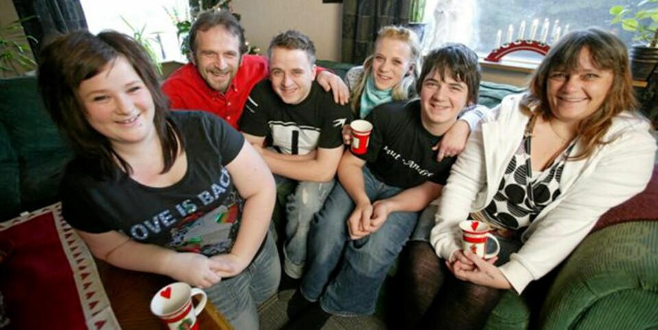 STOLT: Vi er veldig stolte av barna våre, sier Anne Grethe og Karsten. Hele ungeflokken står bak foreldrenes valg om å fortelle sin historie. Fra venstre ser vi Eli Marie, pappa Karsten, Christer, Gunnel Elise, Knut André og mamma Anne Grethe.