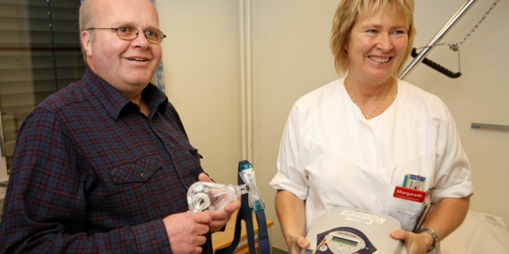 Sykepleier Margareth W.Olseng syntes det var grusomt å måtte gi Harald beskjed om at han kom til å miste pustemaskinen. Heldigvis for Harald bevilget Sykehuset Østfold mer penger, slik at han fikk beholde den. Sykepleier Margareth W.Olseng syntes det var grusomt å måtte gi Harald beskjed om at han kom til å miste pustemaskinen. Heldigvis for Harald bevilget Sykehuset Østfold mer penger, slik at han fikk beholde den.