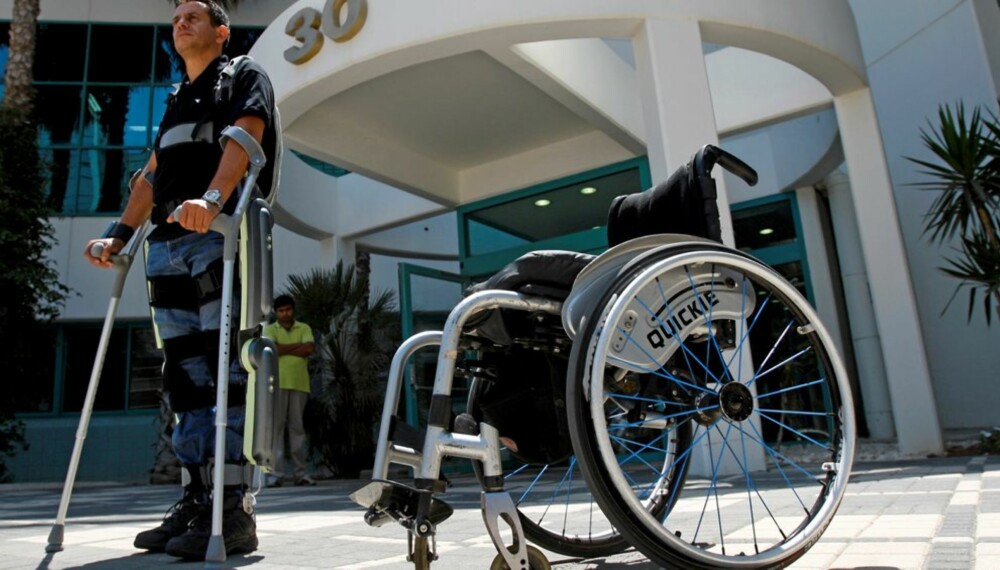 OPPREIST: Takket være en ny oppfinnelse kan israelske kan Radi Kaiof reise seg fra rullestolen og gå.