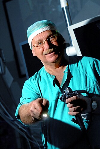 TEKNOLOGIELSKER: Kikkhullskirurg Ronald Mårvik elsker teknologi og har det ekstra morsomt på jobben i Fremtidens operasjonsrom.