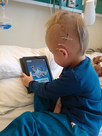 5. FEBRUAR: Drammen sykehus. Såret gror fint, og poden slapper av med iPaden mellom korte fysioøkter.