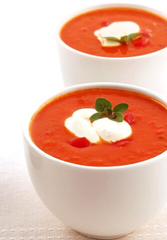 Legg en spiseskje med lettrømme på toppen av suppen før servering.
