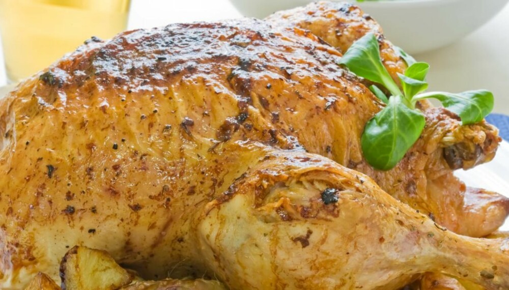 Lettvint: Å helsteke en kylling i ovnen krever liten innsats og resultatet blir perfekt om du bruker steketermometer. Foto: istockphoto.