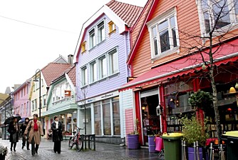 FARGERIKT: I Stavanger kan du både nyte deilig mat og koselige bygater, som Øvre Holmegate. (Foto: Christin Lund Storstein)