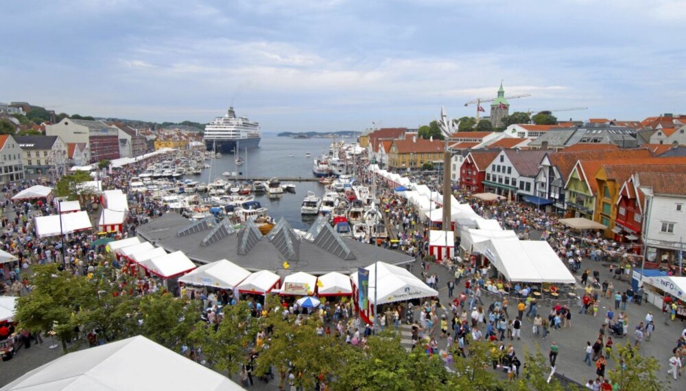 FEST: Gladmatfestivalen er blitt en attraksjon. Her kan du smake på all verdens mat i løpet av kort tid. (Foto: Stavangerregionen Næringsutvikling)