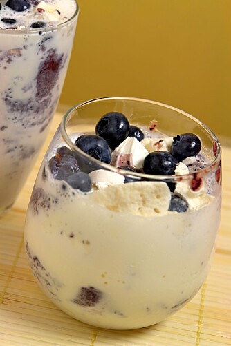 Ha litt selvplukkede blåbær i vaniljeisen. Da får du en frisk og fin dessert.