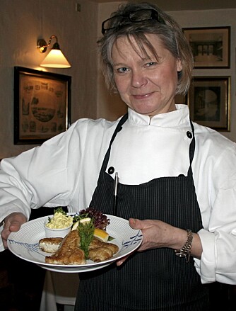 DELIKATESSE: Jytte Mattesen er servitør på Restaurant Amalie. Her serverer hun deilig rødspettesmørbrød til journalisten.