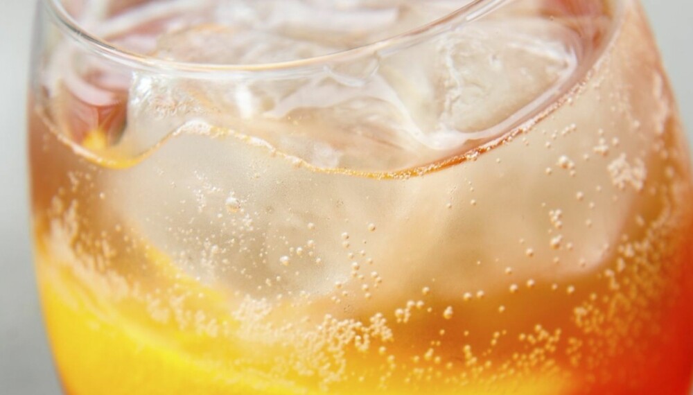 FORFRISKENDE: Blander du Aperol, prosecco og soda, får du en Aperol Spritz. FORFRISKENDE: Blander du Aperol, prosecco og soda, får du en Aperol Spritz.