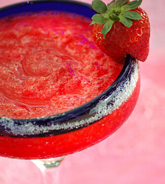Litt salt på kanten av glasset balanserer det syrlige og søte i strawberry margarita.