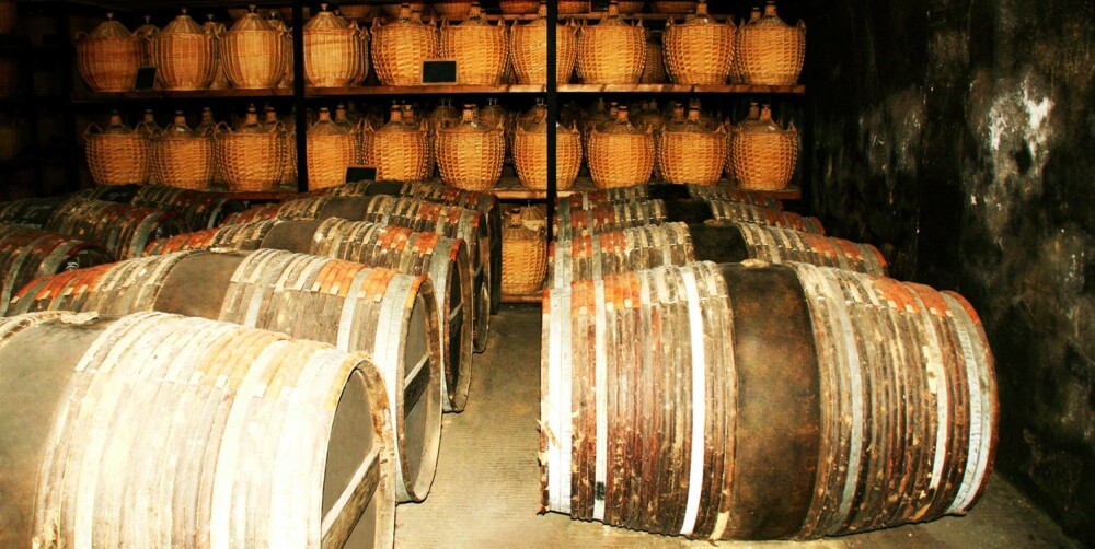 KJELLER: Eiketønnene med Cognac lagres i fuktige kjellere i flere tiår. Her fra Hennesy sin kjeller. FOTO: Thinkstock.