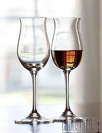Et tulipanformet glass som dette fra Riedel mener ekspertene er det beste for å nyte cognac.