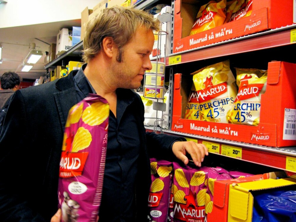 - Står det en bolle med potetgull på bordet så spiser jeg det, konstaterer Christopher Sjuve. Fra og med nå kan han se langt etter den usunne snacksen. - Står det en bolle med potetgull på bordet så spiser jeg det, konstaterer Christopher Sjuve. Fra og med nå kan han se langt etter den usunne snacksen.