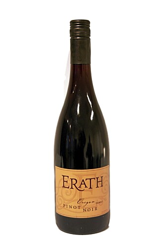 GOD SYRE: Den amerikanske rødvinen, Erath Pinot Noir 2007, har fine tanniner og god syre. Drikk den til ribben på julaften.