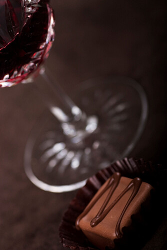 VIN TIL SJOKOLADE: Styr unna vanlig rødvin. Til sjokolade er det dessertvin som gjelder.
