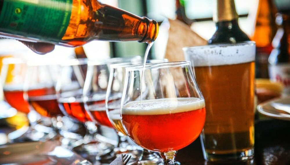 ØL TIL PUB GRUB: Åtte forskjellige øl ble testet til fire typiske pubretter.