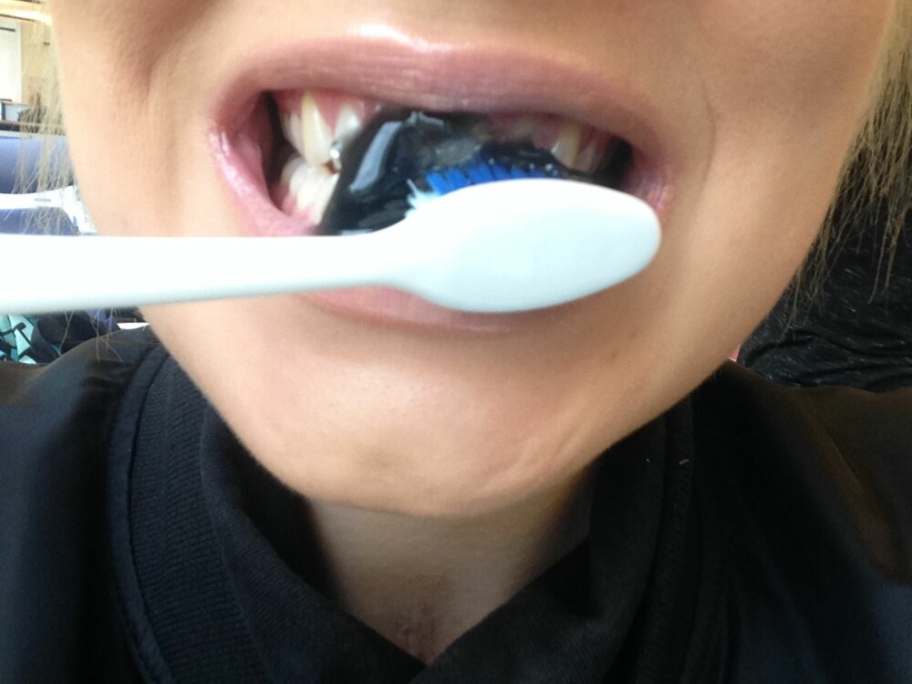 SVART TANNKREM SOM BLEKER: Ironisk nok skal denne tannkremen gi deg hvitere tenner. FOTO: Jenny Mina Rødahl