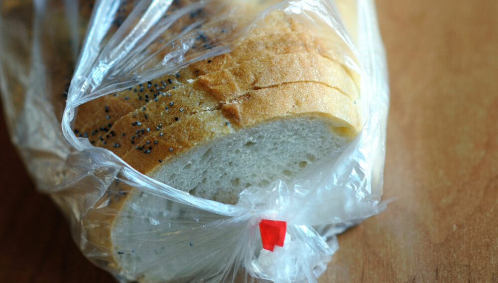 LURT TRIKS: Det er lurt å fryse ned brød du ikke spiser samme dag. Når du tiner det opp igjen, kan du la det ligge uten pose for å hindre at fukten samler seg i posen og gjør brødet bløtt.