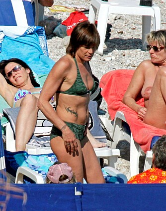 KONGELIG: Prinsesse Stephanie av Monaco trives på stranda i Cap d'Ail.