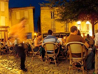 FORTAUSRESTAURANTER: I Bordeaux ligger fortausrestaurantene nær sagt overalt og frister med god mat og lokal vin. Bildet er fra torget i St. Emilion.