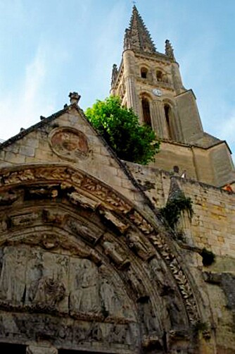 ST. EMILION: Dette er en idyllisk, fransk landsby med en stor og flott kirke.