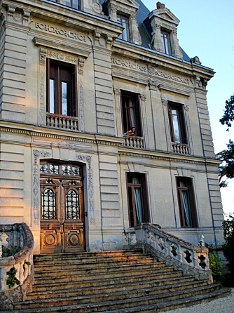 SLOTTSFERIE: Chateau de Champeros er at av mange slott som tilbyr overnatting blant franske vinmarker.