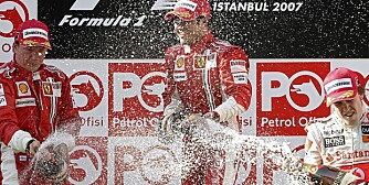 Felipe Massa,  Kimi Raikkonen og Fernando Alonso fra McLaren Mercedes har lov til å sprute champagne når de vinner. Det har ikke du.