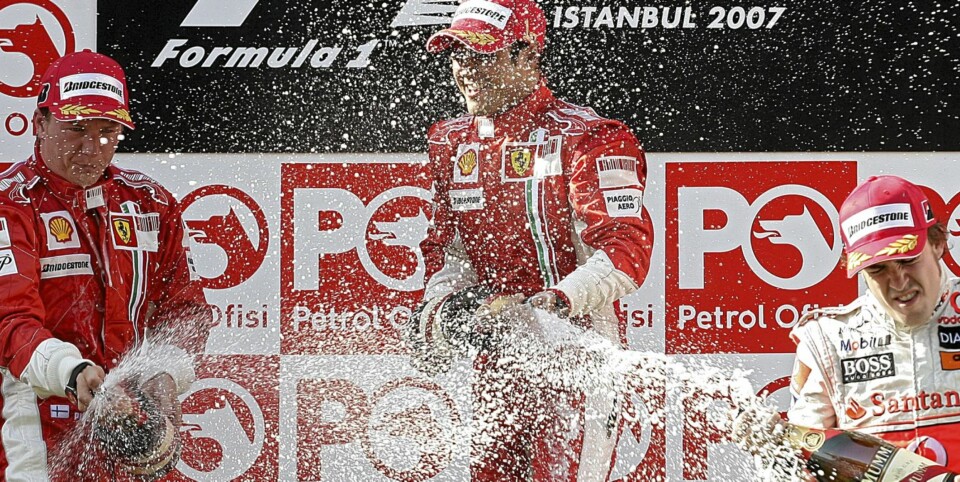 Felipe Massa, Kimi Raikkonen og Fernando Alonso fra McLaren Mercedes har lov til å sprute champagne når de vinner. Det har ikke du.