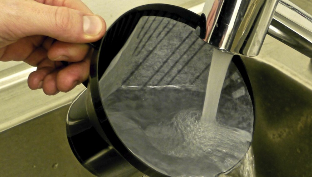 Skyll filteret: Filteret setter smak på kaffen. Skyll det under rennende vann.