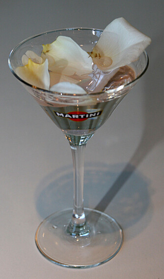 En romantisk mojito med roseblader.