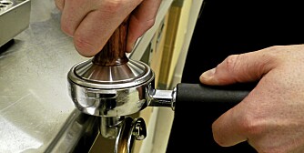 IKKE HARDT: Pakk kaffen rett og godt sammen. Det er ikke nødvendig med hardt trykk.