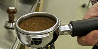 EKSPANDERE: Dosér  akkurat så mye kaffe at det er litt plass igjen i filteret. Da har kaffen plass til å ekspandere.