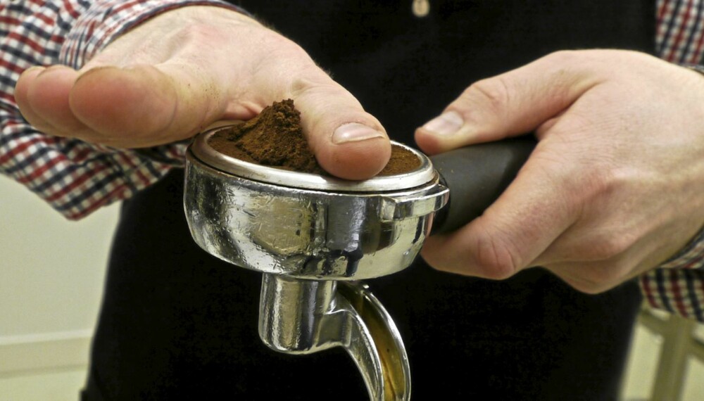 FORDEL JEVNT: Fordel kaffen jevnt i filteret og stryk av med fingrene. Blir det skjevt finner vannet veien gjennom laveste punkt.