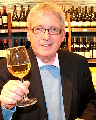 VINESKSPERT: Arnie Stalheim har smakt på de mest populære vinene i taxfreebutikken.