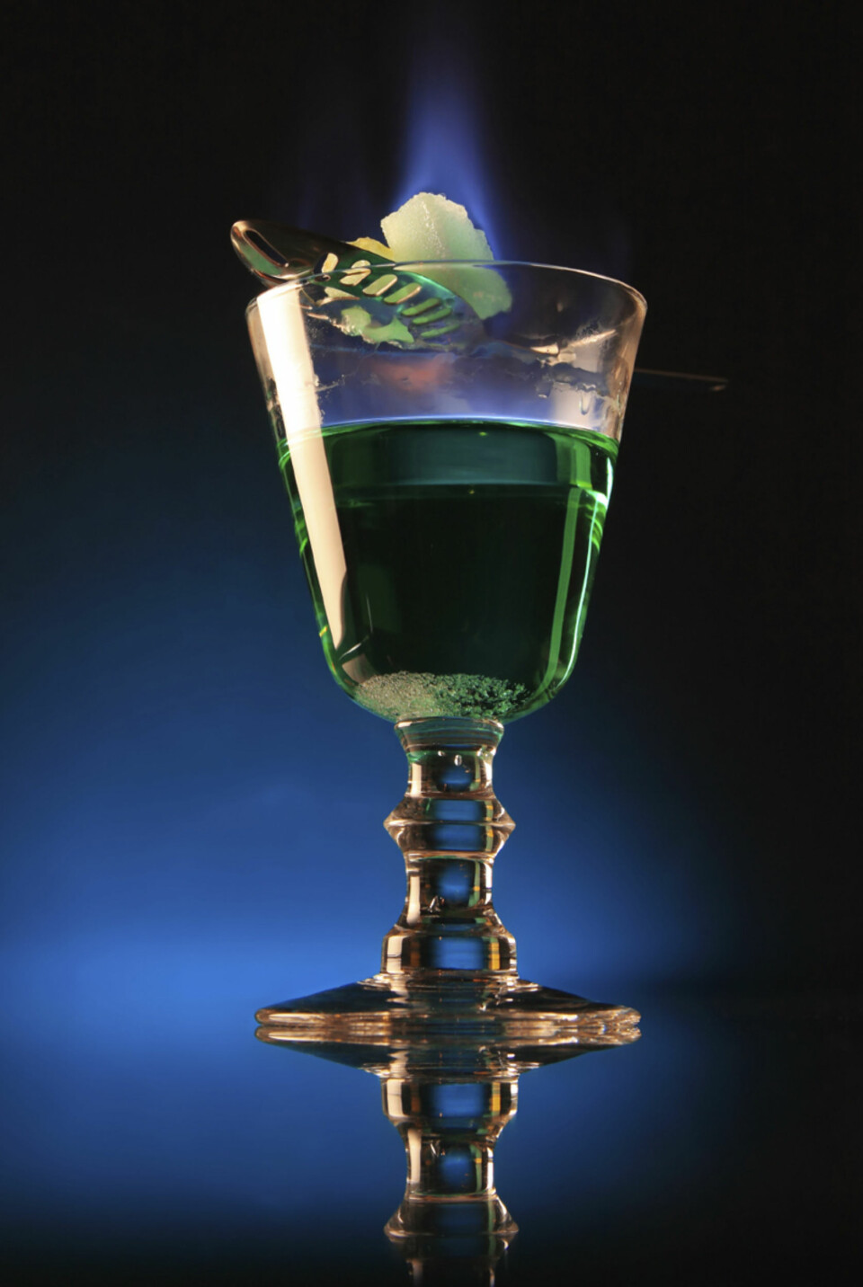 ABSINT: Sukkerbiter på spesialskje, dyppet i absinten og satt fyr på. Karamellisert sukker renner så ned i glasset og setter smak.