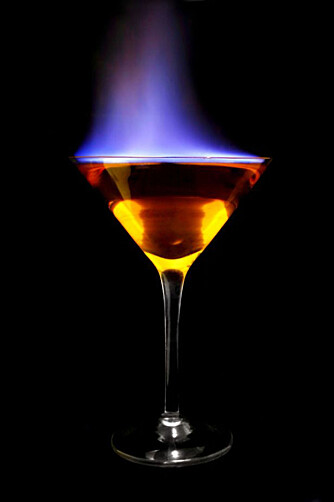 SALIG BLANDING: Drinken Flaming Lamborgini består av kaffelikør, sambuca, kremlikør og curacao.