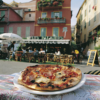 ITALIENSK PAR: Bring litt av atmosfæren fra den piazzaen hjem ved spise pizza og skjenke chianti i glasset.