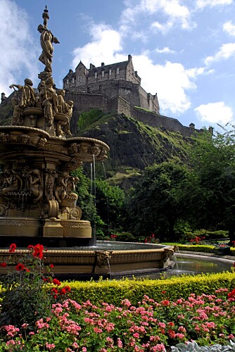 NEDENFOR SLOTTET: Like nedenfor Edinburgh Castle ligger et flott parkområde.