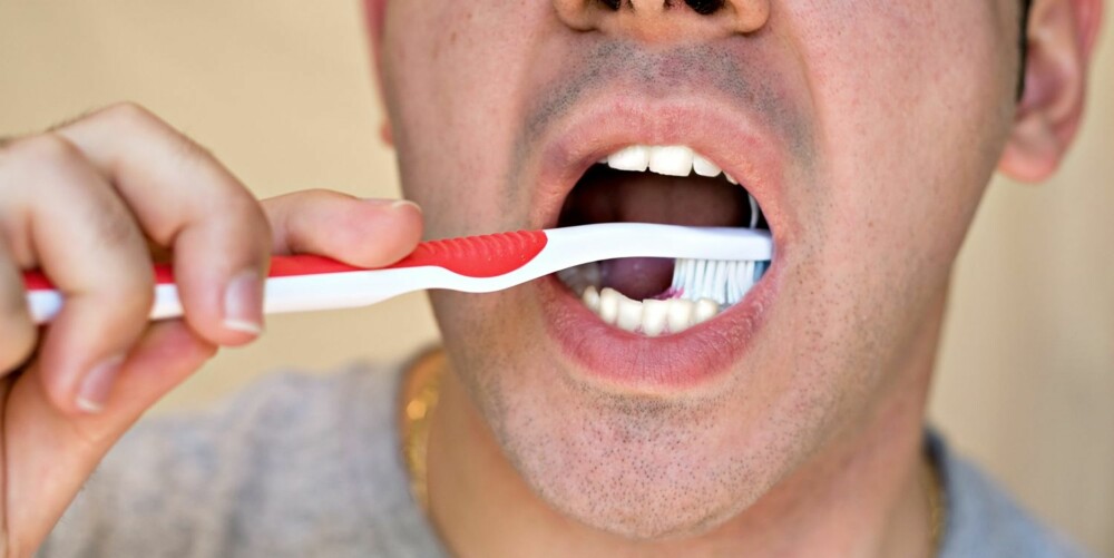 LETT: Når du pusser tennene, skal tannbørsten ha et lett trykk. Hvisdu pusser for hardt, kan du skade tennene dine.