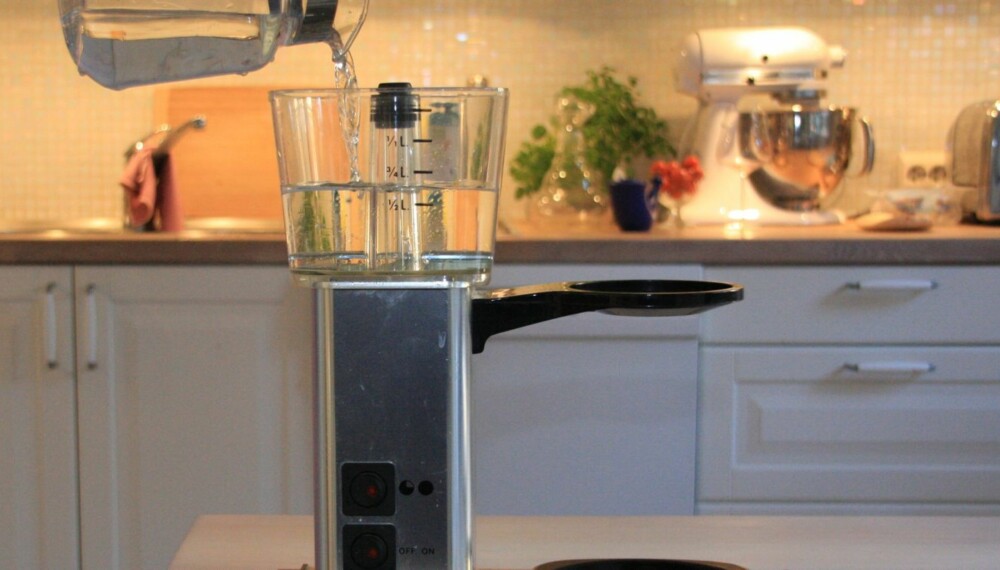 RENGJØRING AV KAFFEMASKIN: Kaffemaskinen bør rengjøres hver fjortende dag, og det gjør du enkelt ved å kjøre vann tilsatt et rensemiddel gjennom maskinen, og avslutte med to runder rent vann.