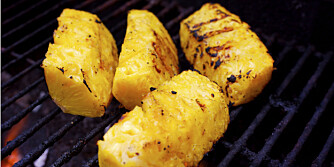 Tips til grillet ananas: Dypp de ferdige ananasskivene i ristet kokos eller ristede nøtter før servering. Tips til grillet ananas: Dypp de ferdige ananasskivene i ristet kokos eller ristede nøtter før servering.