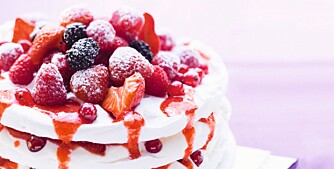 DE BESTE OPPSKRIFTENE: I Maison Mat & Vin står fristelsene i kø. Her med en frodig pavlovakake. DE BESTE OPPSKRIFTENE: I Maison Mat & Vin står fristelsene i kø. Her med en frodig pavlovakake.